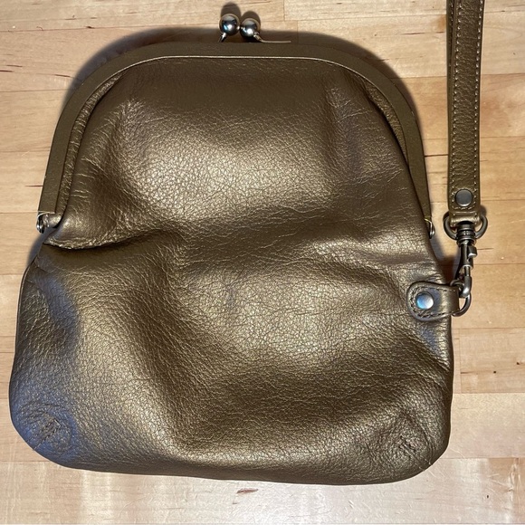 HOBO copper color leather fold in wristlet with kiss lock main closure - Picture 9 of 12